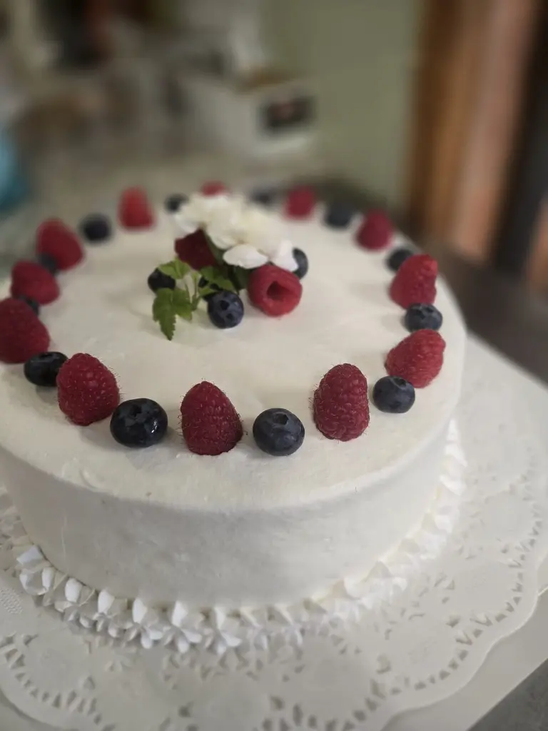 kermakakku kuningatar 15 ja 20 hlöä.webp